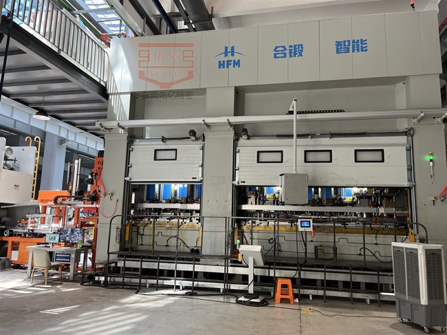 沖床三次元機械手配套1700T液壓沖床自動化沖壓生產(chǎn)線