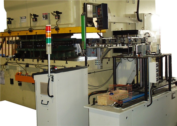 深度解析：多工位機(jī)械手如何高效、安全地完成沖壓作業(yè)