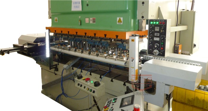 二次元機械手在新能源鋰電池極柱多工序沖壓生產(chǎn)中發(fā)揮哪些作用？